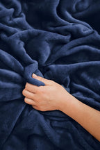 EverSnug Travel Blanket and Pillow - Premium Soft 2 in 1 Airplane Blanket with Soft Bag Pillowcase, Hand Luggage Sleeve and Backpack Clip (Navy Blue)