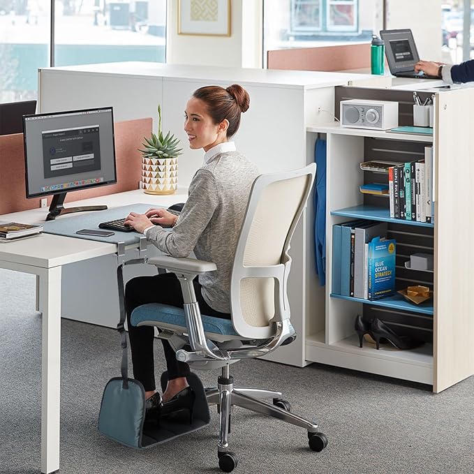 Foot Hammock Airplane, Memory Foam Footrest Under Desk with 2 Hanging Hooks, Adjustable Office Footstool Feet Rest Airplane Hammock Travel Footrest Plane Foot Sling for Gaming Long Flight, Grey