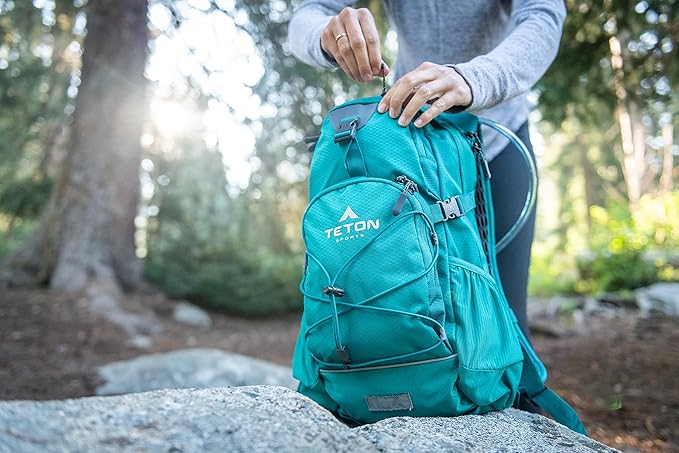 Teton Oasis/Trailrunner Hydration Backpack – Lightweight Water Pack with 2L/3L Bladder for Hiking, Running, Cycling, Biking 18L/22L Sizes – Sewn-in Rain Cover – Fits Men and Women